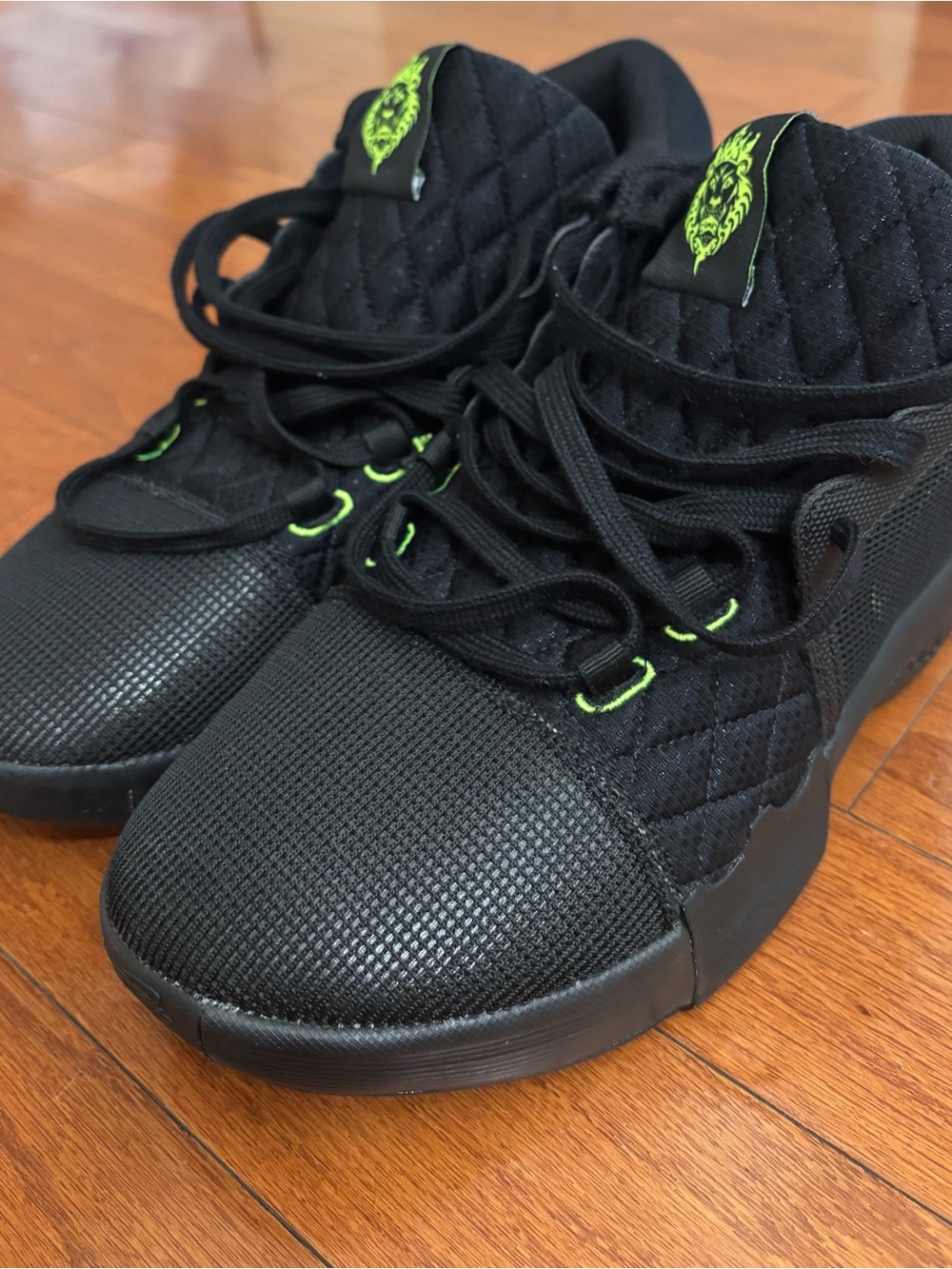 LeBron Witness NBA Basketball Shoes Black Volt FB2230-002 size 10.5 US